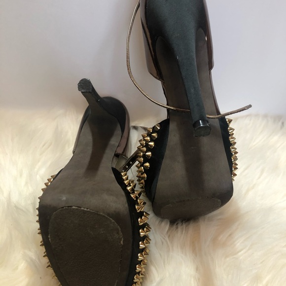 Steve Madden Open Toe Gold Studded Platform Heel - Picture 3 of 4